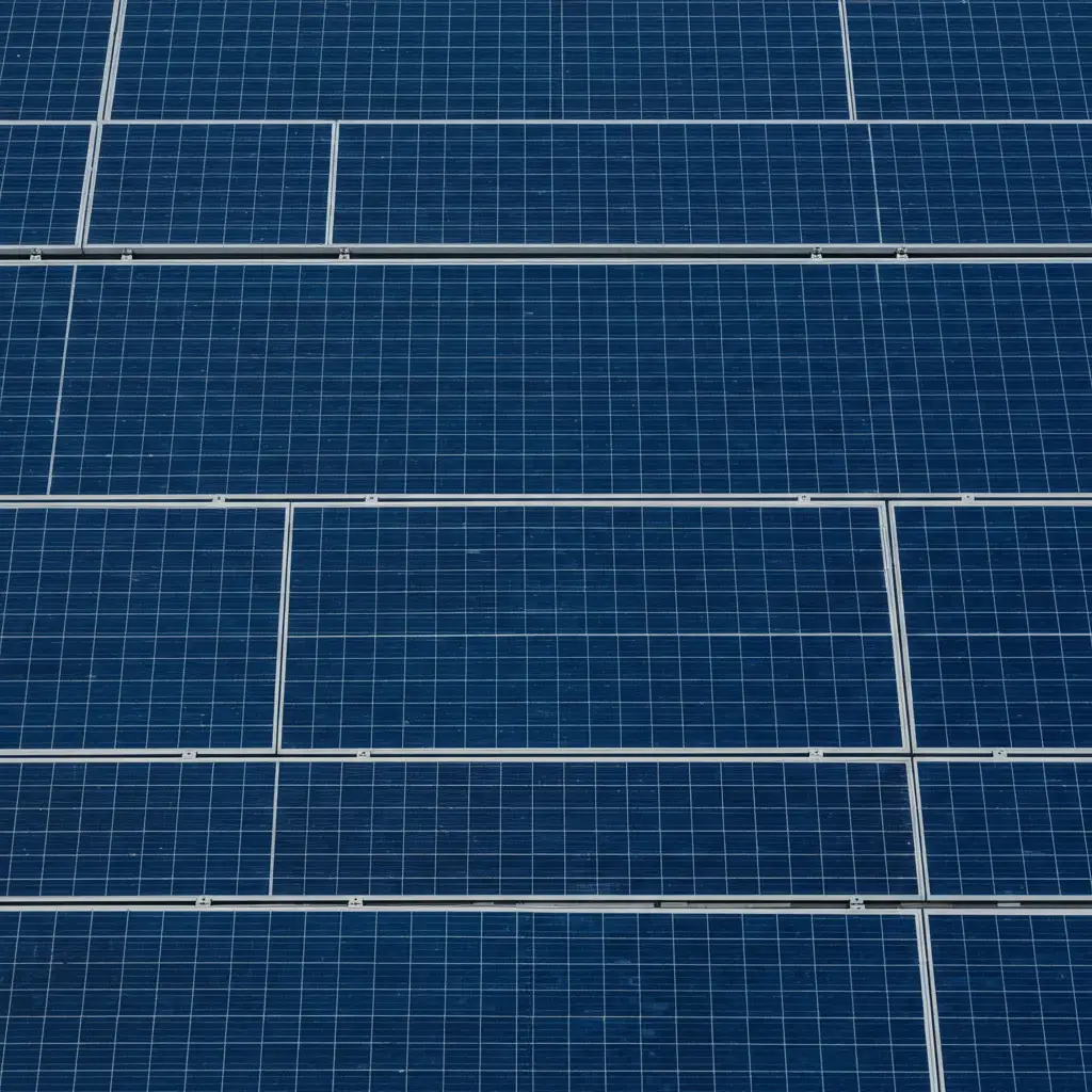 Vue aérienne de panneaux solaires photovoltaïques installés en rangées sur le toit plat d'un immeuble en copropriété